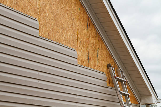 Professional Fiber Cement Siding technician working in Victoria, TX